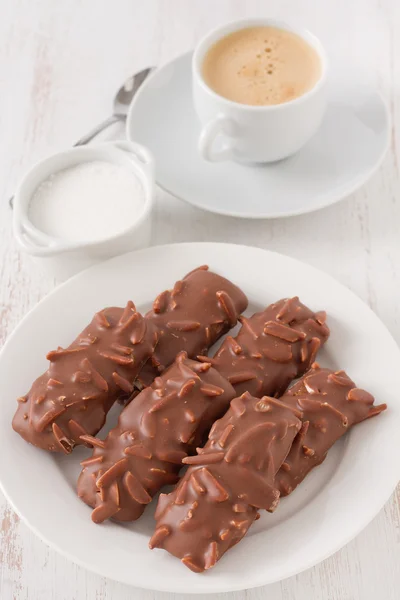 Chocolade koekjes met een kopje koffie — Stockfoto