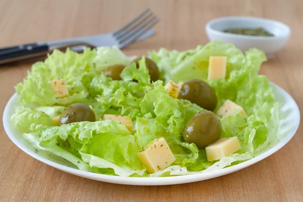 Σαλάτα ελιές με τυρί — Φωτογραφία Αρχείου
