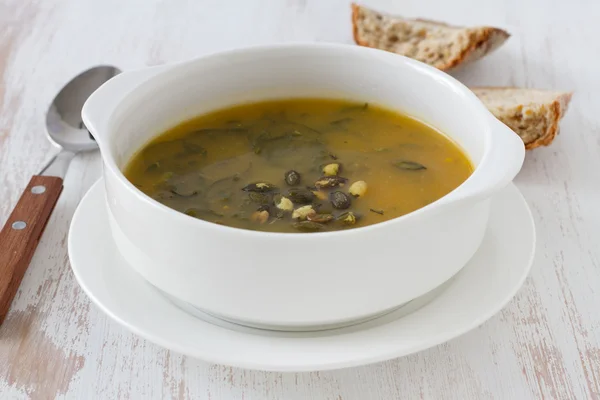 Spinach soup with pumpkin seeds — Stock Photo, Image