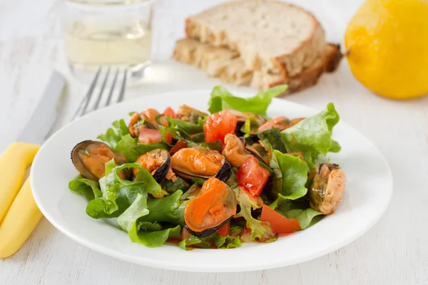 Salad with mussels — Stock Photo, Image