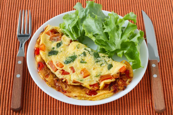 Omelet with lettuce — Stock Photo, Image