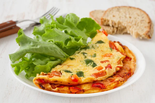 Omeleta s hlávkovým salátem — Stock fotografie
