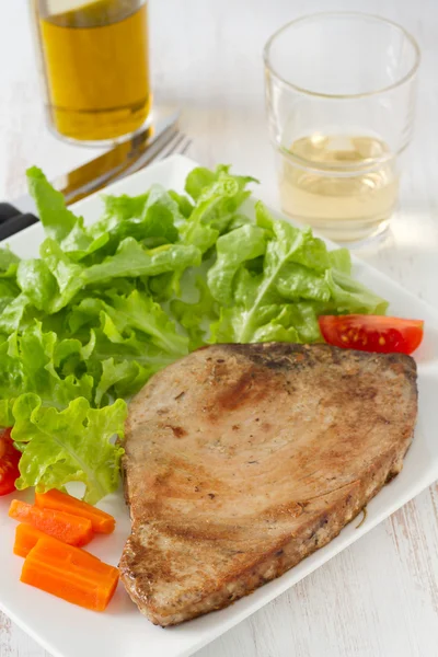 Fried tuna with salad — Stock Photo, Image