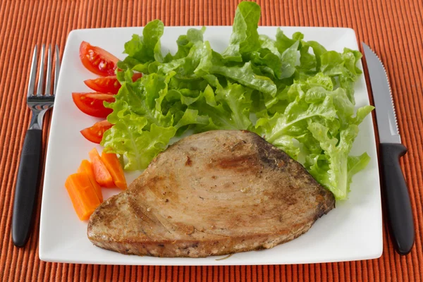 Fried tuna with salad — Stock Photo, Image
