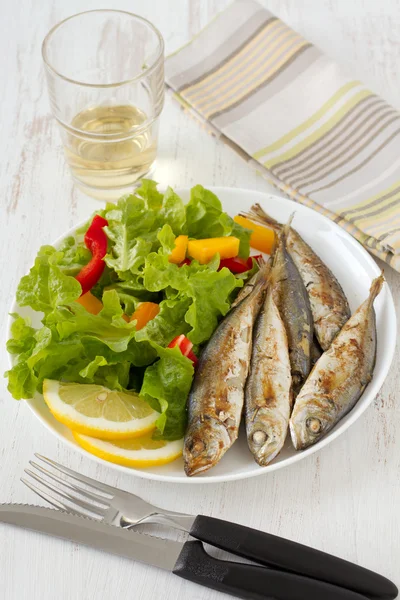 Gebakken vis met citroen en salade — Stockfoto