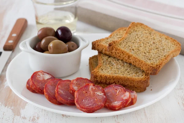 Sausages with toasts and olives — Stock Photo, Image