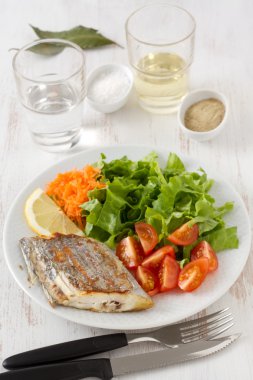 Kızarmış kılıç balığı salatası ile