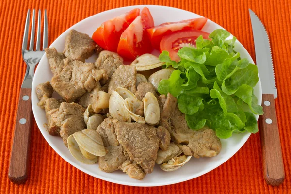 Domuz eti, Balık ve salata ile — Stok fotoğraf
