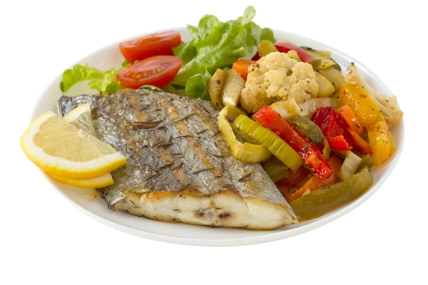 Жареная рыба-меч с овощами — стоковое фото