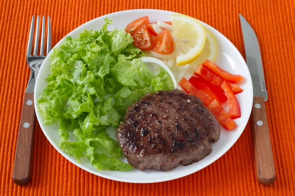Hambúrguer grelhado com salada — Fotografia de Stock