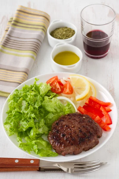 Grilled hamburger with salad — Stock Photo, Image