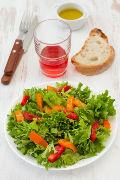 Salát s červenými a oranžovými pepř — Stock fotografie