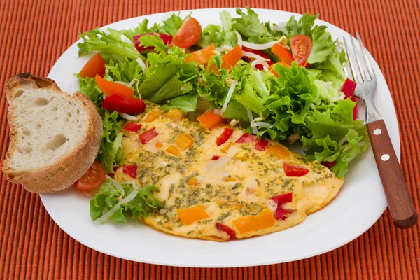 Omelette avec salade et pain — Photo