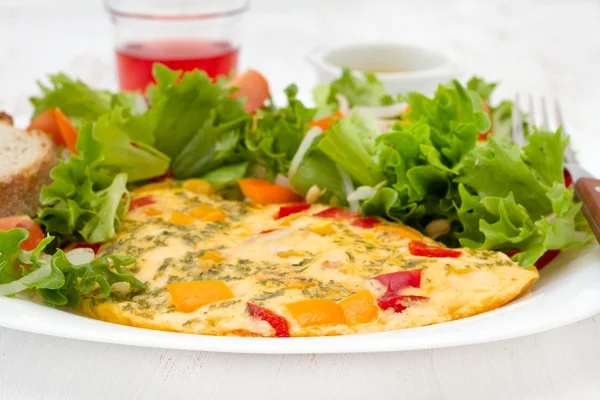 Omelet with salad and bread — Stock Photo, Image