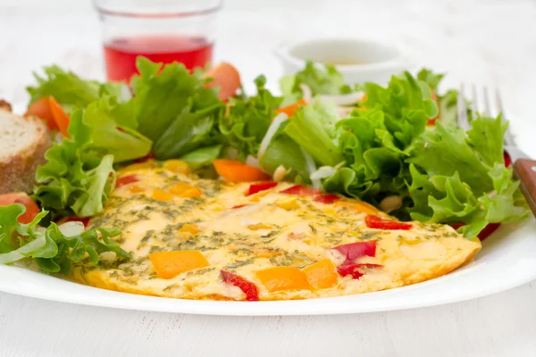 Omelet met sla en brood — Stockfoto