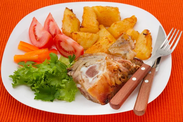 Schweinefleisch mit Kartoffeln und Salat — Stockfoto