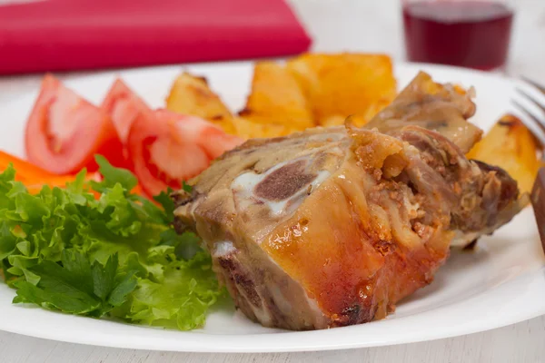 Schweinefleisch mit Kartoffeln und Salat — Stockfoto