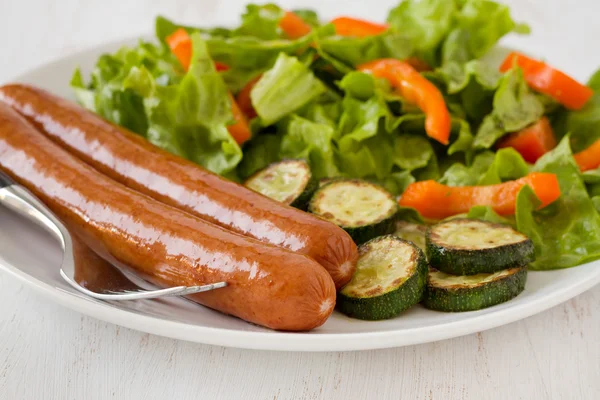 Sebze ve salata ile kızarmış sosis — Stok fotoğraf