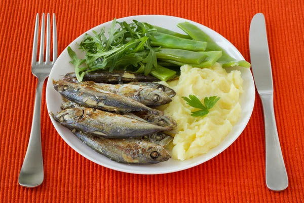 Sardines frites avec purée de pommes de terre et haricots verts — Photo