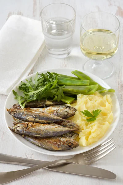 Fried sardines with mashed potato and green beans — Stock Photo, Image