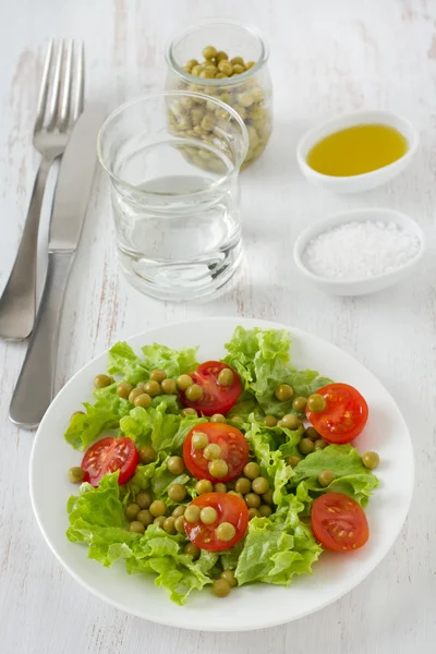 Grönsakssallad med ärtor på plattan — Stockfoto