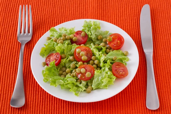 Insalata di verdure con piselli sul piatto — Foto Stock