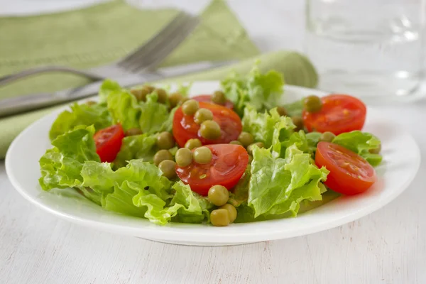 Zeleninový salát s hráškem na desku — Stock fotografie
