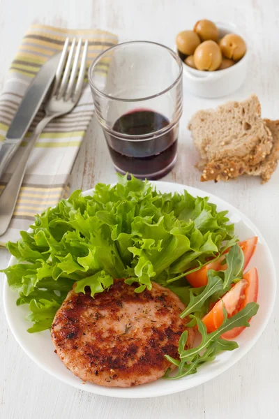 Grilled turkey hamburger with salad — Stock Photo, Image