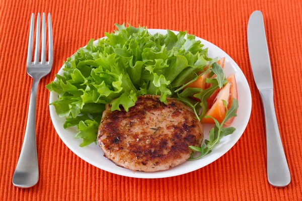 샐러드와 구운된 칠면조 햄버거 — 스톡 사진