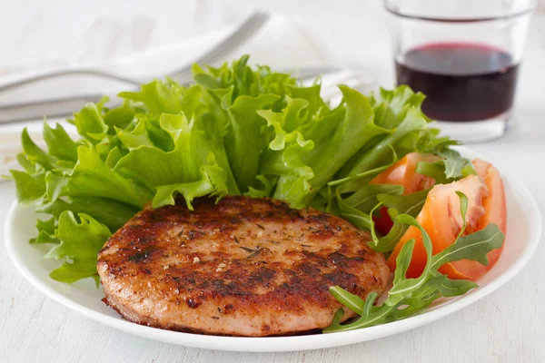Grilled turkey hamburger with salad — Stock Photo, Image