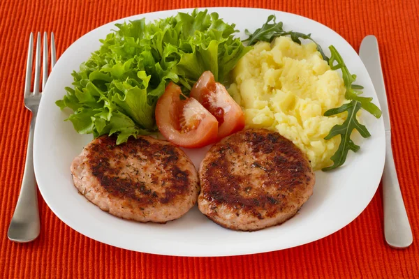 Hambúrgueres de peru grelhado com purê de batata e salada — Fotografia de Stock