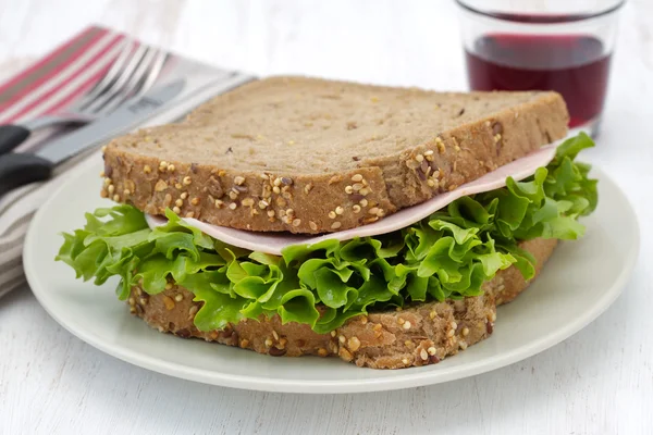Sandwich met ham en sla op de plaat — Stockfoto