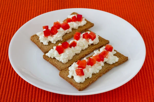 Toasty s cottage sýrem a červeným pepřem — Stock fotografie
