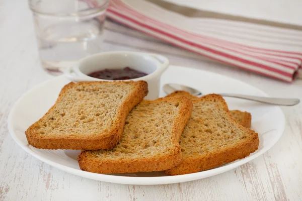Rostat bröd med sylt på plattan — Stockfoto