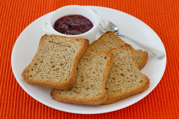Pani tostati con marmellata sul piatto — Foto Stock