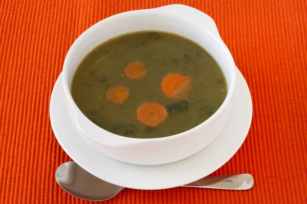 Špenátová polévka v bílé misce — Stock fotografie