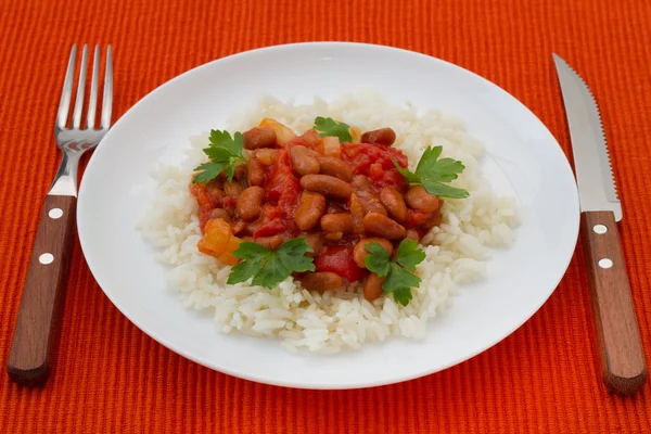 Рис з квасолею з томатним соусом — стокове фото