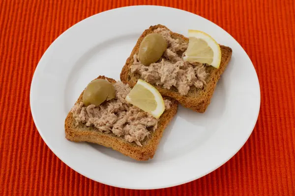 Pane tostato con pasta di tonno e limone — Foto Stock