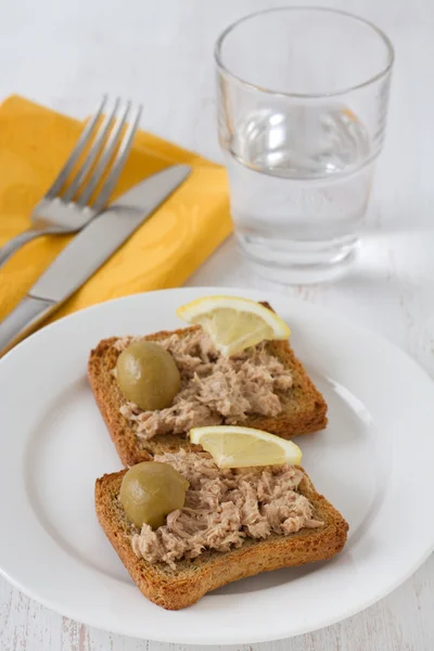 Pane tostato con pasta di tonno e limone — Foto Stock