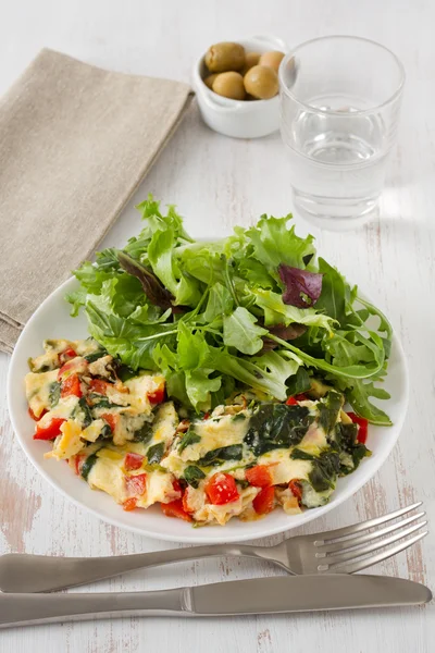 Omlet z warzyw i sałatki na talerzu — Zdjęcie stockowe