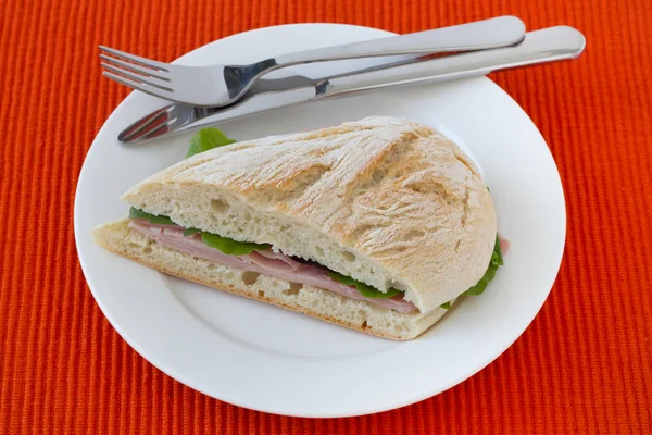 Smörgås med skinka och sallad på tallriken — Stockfoto