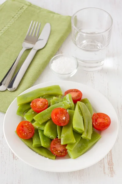 Салат зеленая фасоль и помидор на тарелке — стоковое фото