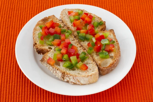 Pani tostati con pepe tagliato sul piatto — Foto Stock