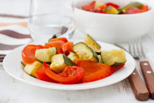 Grillattuja vihanneksia lautasella — kuvapankkivalokuva