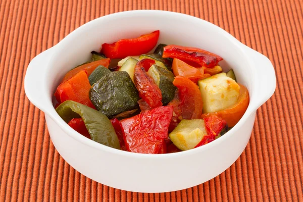 Grillade grönsaker i skålen — Stockfoto