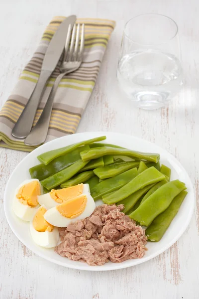 Salade met tonijn op de witte plaat — Stockfoto