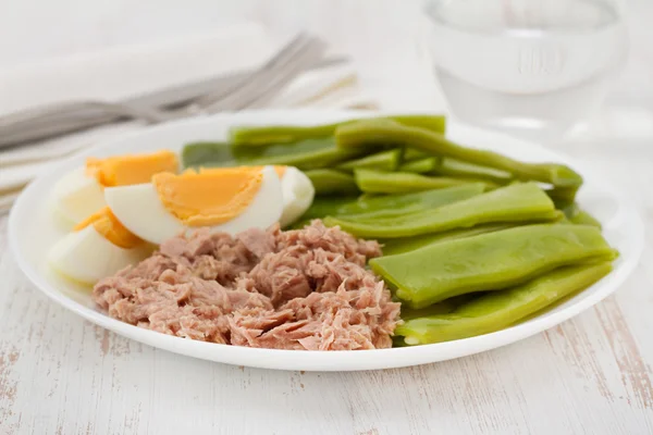 Salade met tonijn op de witte plaat — Stockfoto
