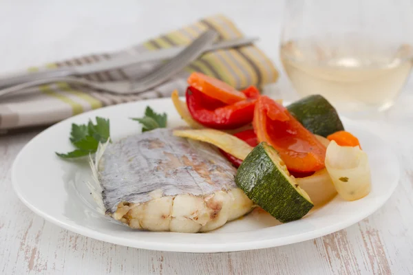 Kokt svärdfisk med grönsaker på tallriken — Stockfoto