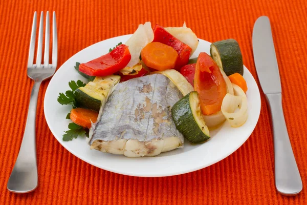 Pesce spada bollito con verdure sul piatto — Foto Stock
