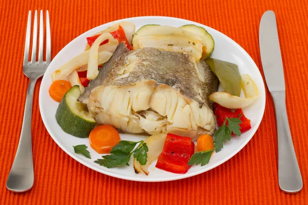 Főtt hal, zöldség a tányéron — Stock Fotó